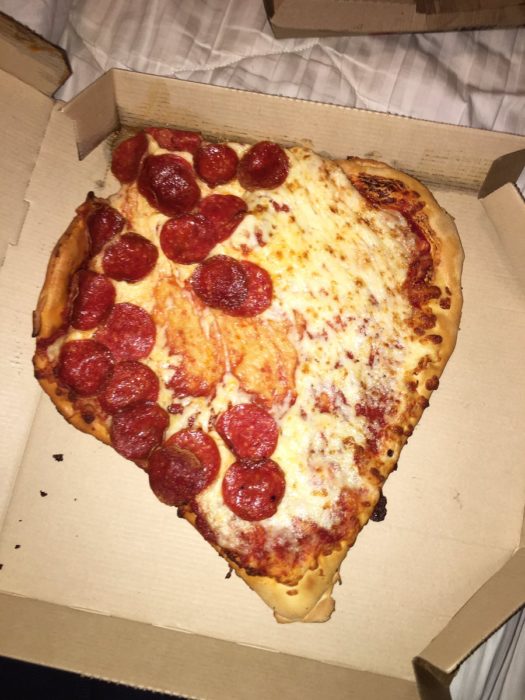 pizza en forma de corazón con el peperoni regado