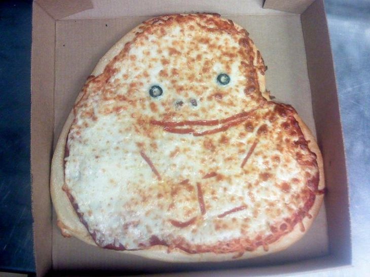 Pizza con molde de corazón hecha el meme de forever alone