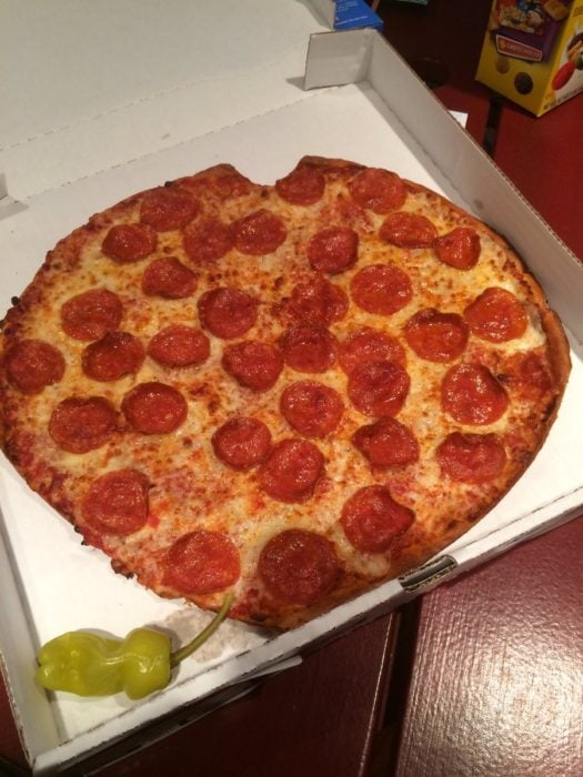 pizza que parececiera estar mordida pasada como corazón