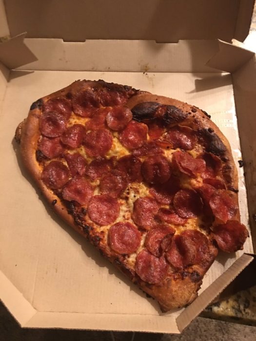 pizza deforme y quemada con supuesta forma de corazón