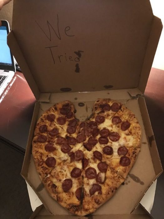 pizza mal hecha con un mensaje positivo en la caja