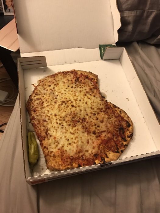 pizza con forma de corazón algo chueco