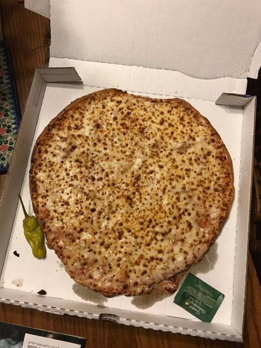 pizza con forma regular pasada por pizzería como si tuviera forma de corazón