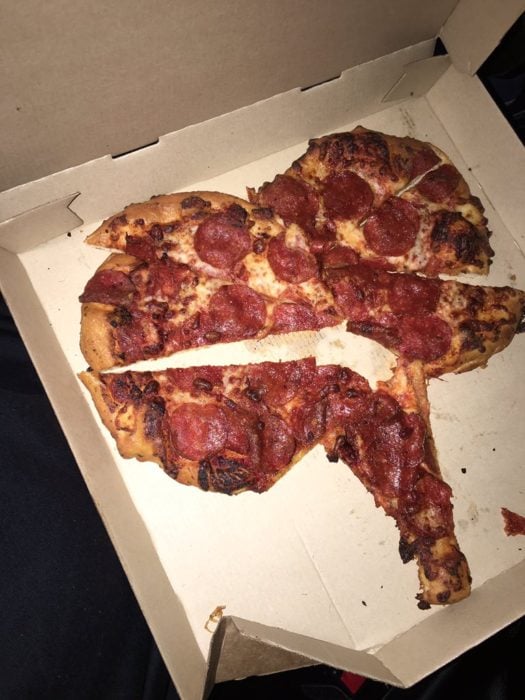 Pizza sin forma intentando pasarla por corazón
