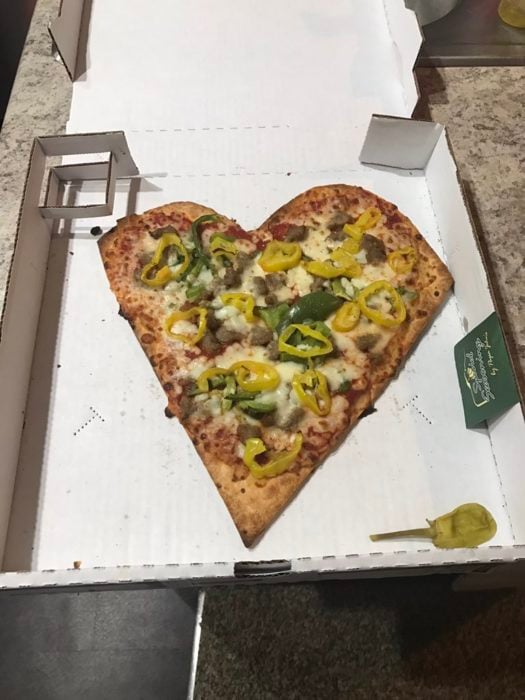 una gran rebanada de pizza hace que casi parezca un corazón