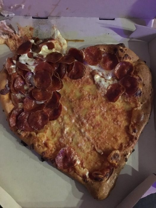 pizza en forma de corazón con los ingredientes arruinados