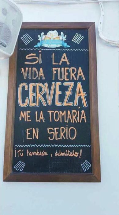 Letrero comparando la vida con la cerveza