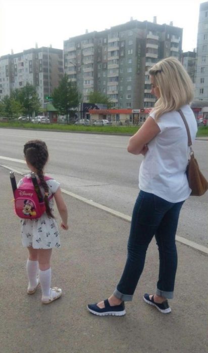 niña usando chacos en su mochila