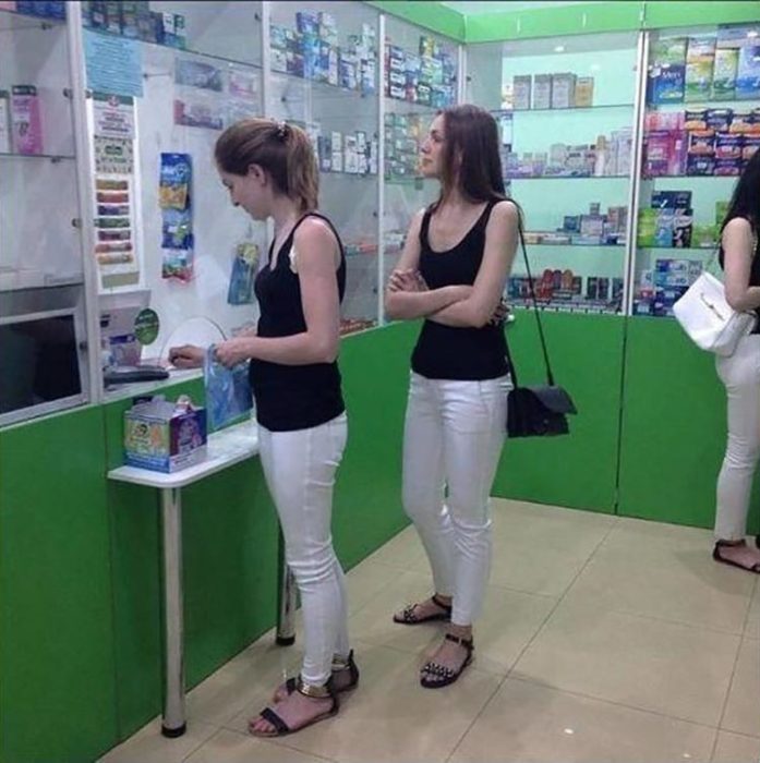 mujeres vistiendo iguales en la farmacia