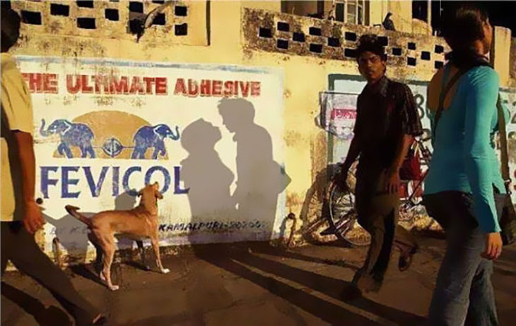 Dos desconocidos caminando sus sombras parecen como si se besarán