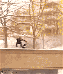 niño sobre snowboard cae con suerte