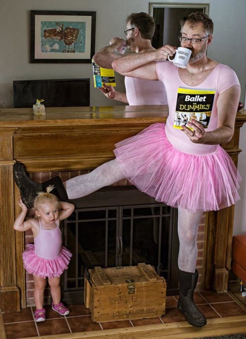 papá aprendiendo ballet junto con su hija