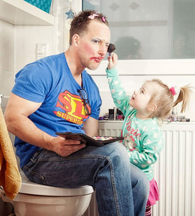 padre siendo maquillado por su hija