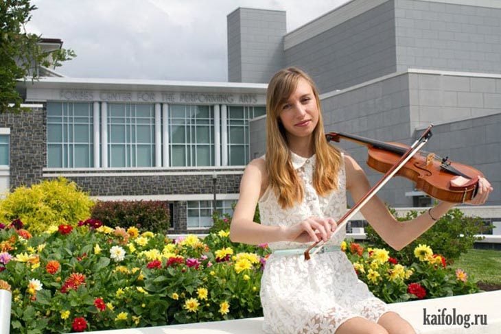 Chica tomando el violín de manera equivocada