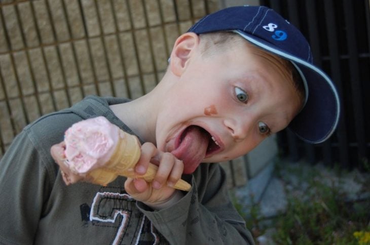 niño comiendo helado de manera equivocada
