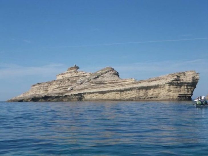 Gran roca que parece ser un barco