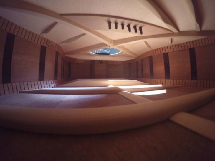 Interior de guitarra que parece ser una casa de lujo