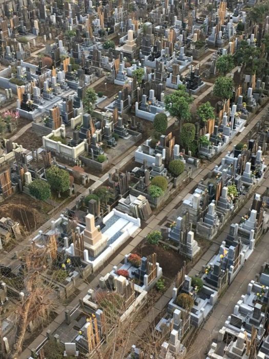 Cementerio visto desde la ventana de un hotel parece ser una ciudad