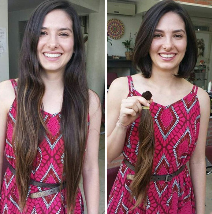 Mujer con cabello muy largo se lo corta