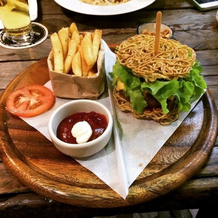 hamburguesa con espagueti en lugar de pan