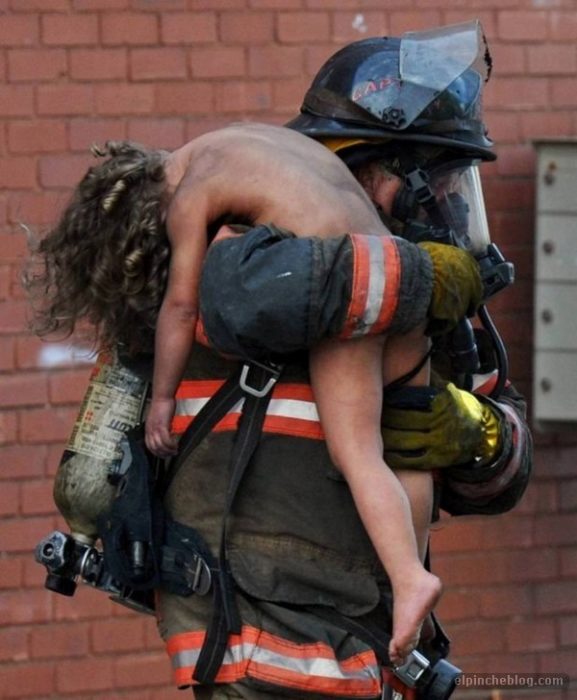 bombero salva a niña de incendio