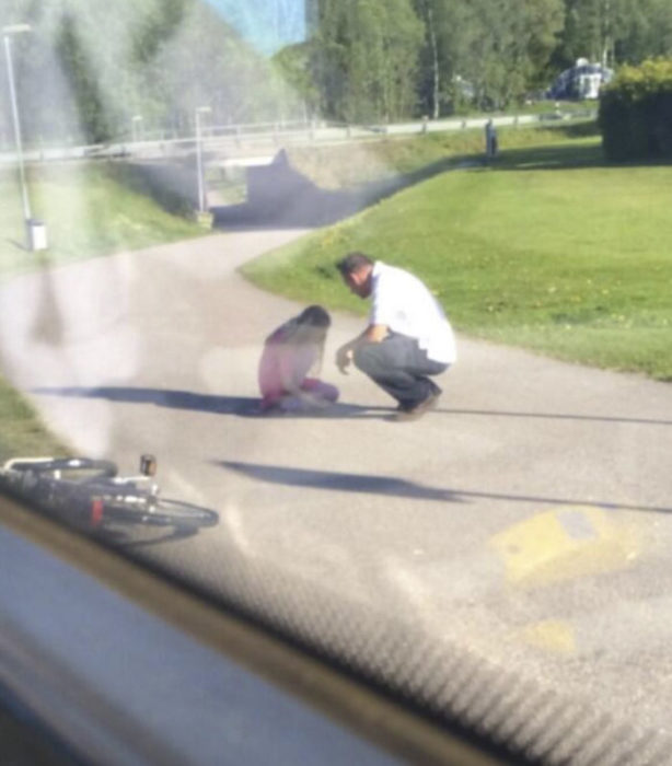 Hombre con niña que está llorando