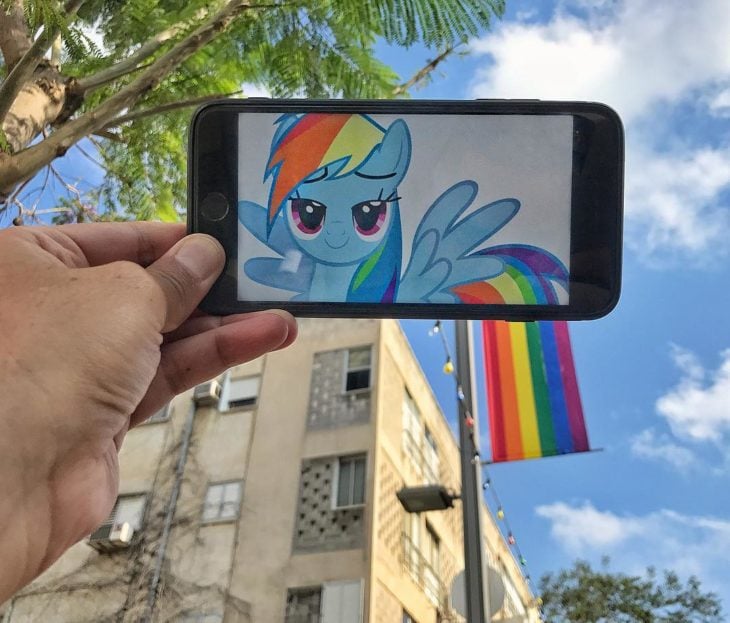 Unicornio cola bandera arcoiris