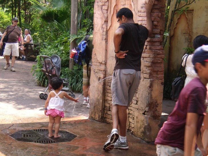 Foto parece que papá le orina a su hija en la mano 