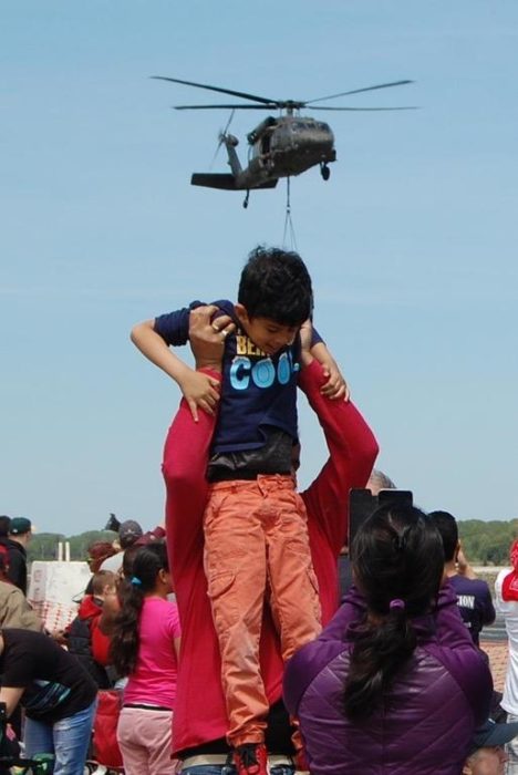 Parece que avión militar se lleva a niño 