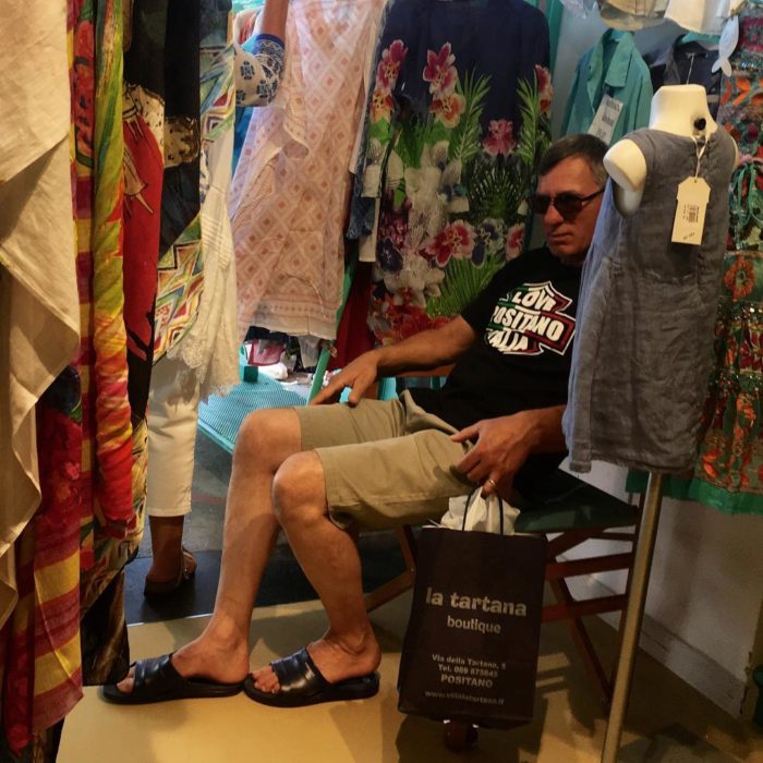 Hombre dormido en tienda de ropa de muejres