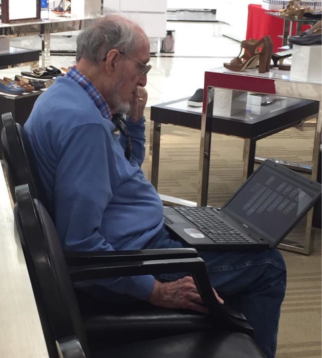 Hombre jugando solitario en tienda