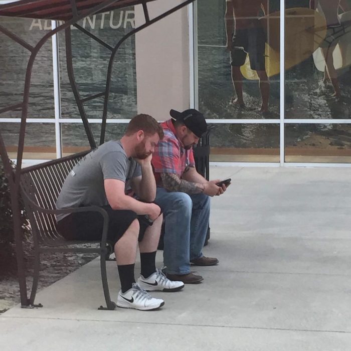 Hombres esperando a su esposa