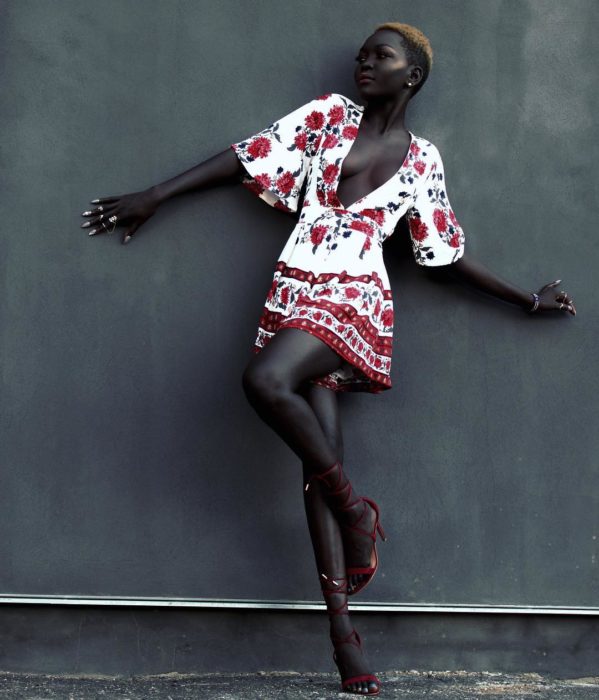 Hermosa modelo negra con vestido floreado