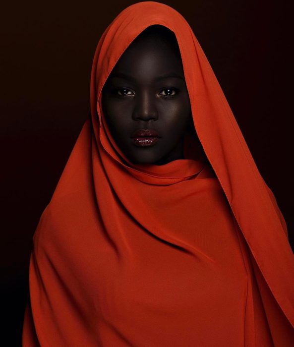 Hermosa modelo negra con chador naranja