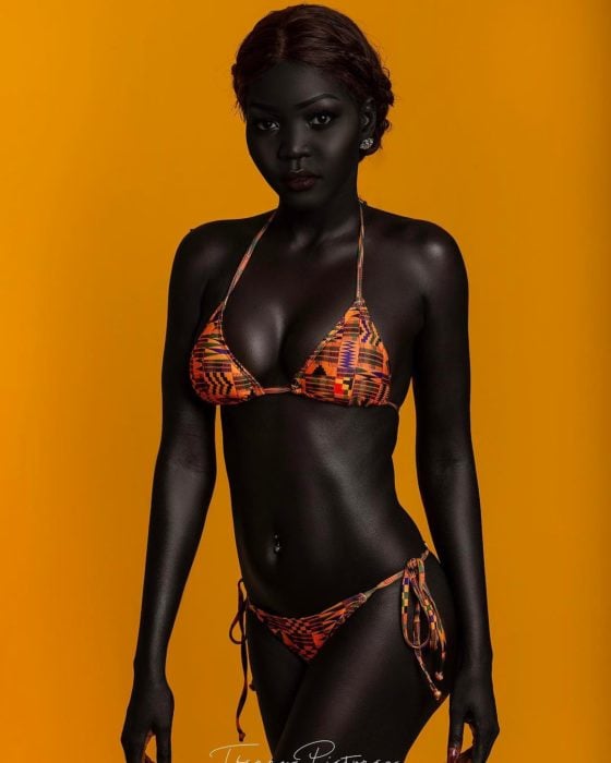 Hermosa modelo negra en bikini