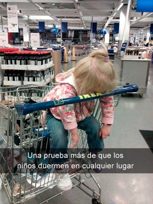 Niña dormida en carro de ikea