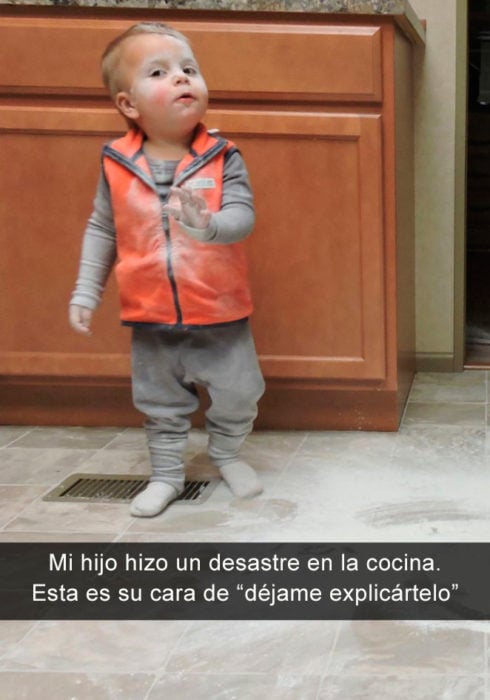 Niño cubierto de harina