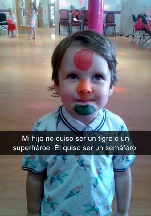 Niño pintado como semáforo