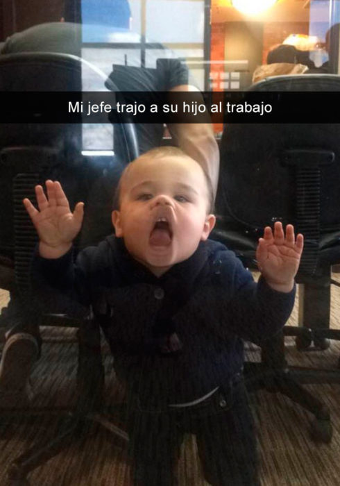 Niño lamiendo el vidrio