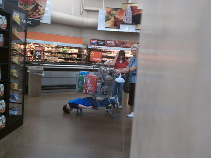 Niños en la carrito super arrastrando cabeza