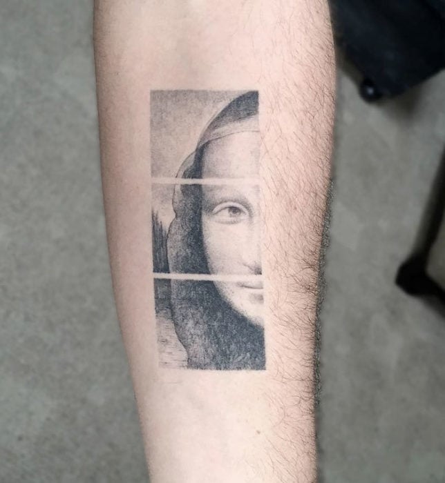 obra de la mona lisa en un tatuaje monocromatico