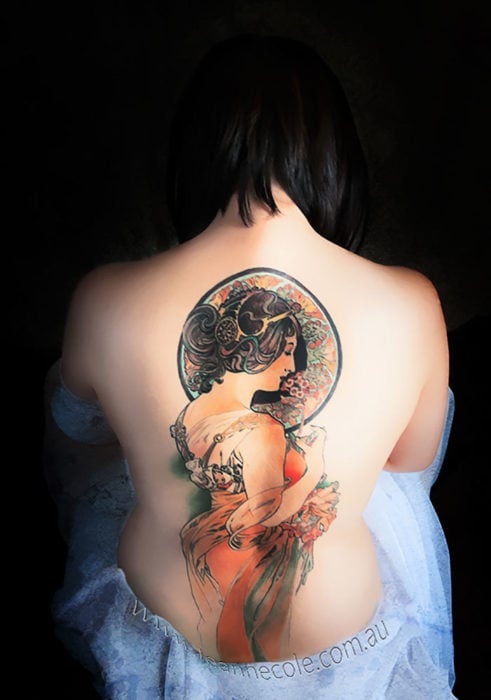 Obra de Mucha en un gran tatuaje a color