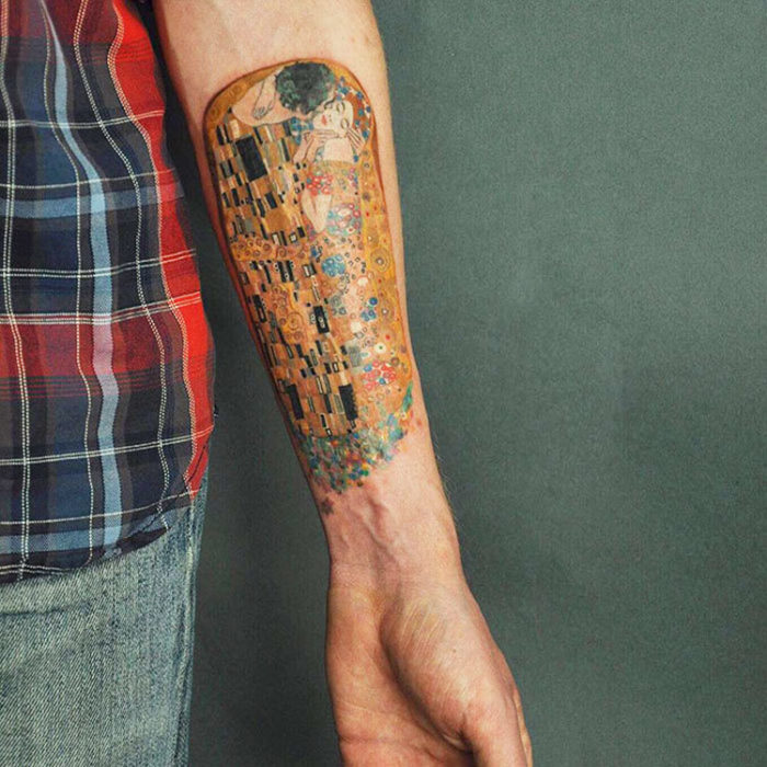 Obra de klimt hecho tatuaje en antebrazo