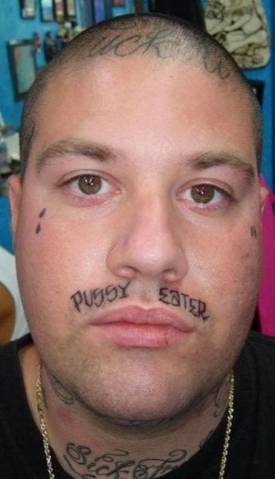 Tatuaje en la cara que dice que es un mujeriego