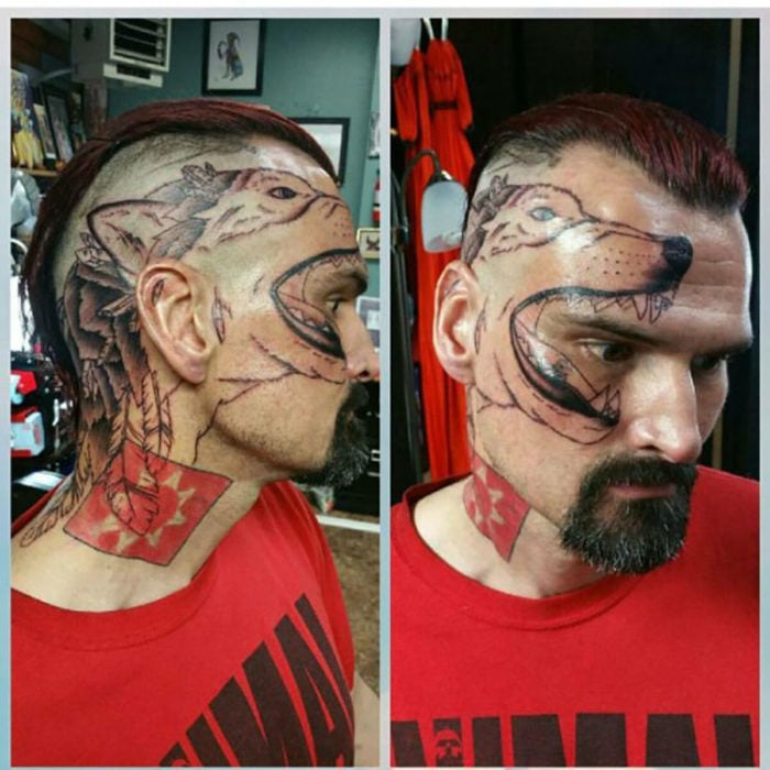 hombre con lobo tatuado en su cara