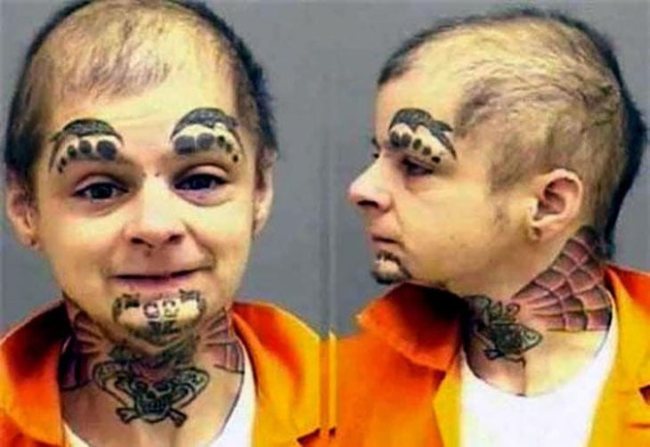 Hombre con tatuajes extraños en su cara