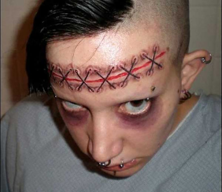 Tatuaje en cara parecen puntos de costura