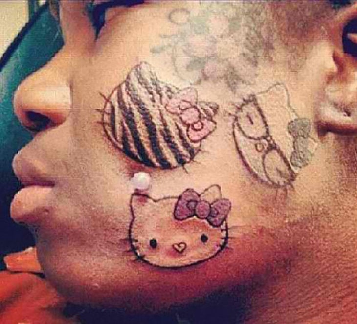 la cara tatuada con hello kitty