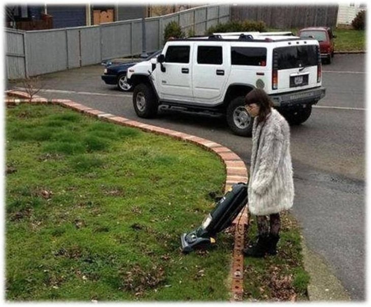 mujer aspirando el cesped