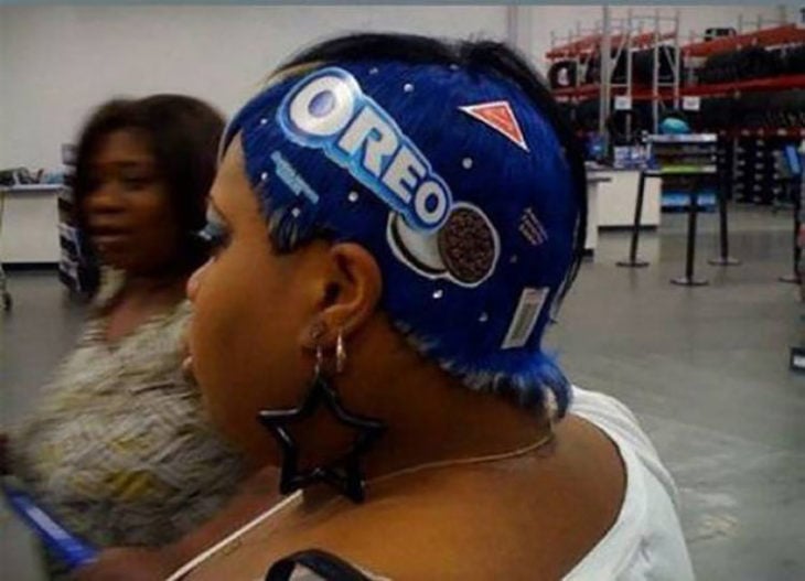 mujer con corte de cabello en forma de caja de oreo